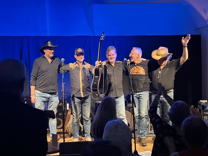 Chris Regez Band & Alain Boog bedanken sich beim Publikum