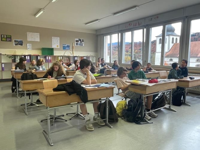 Acteurs et figurants lors du tournage du 1er novembre 2025