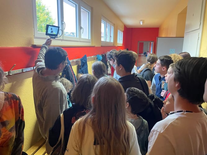 On suit le tournage de près.