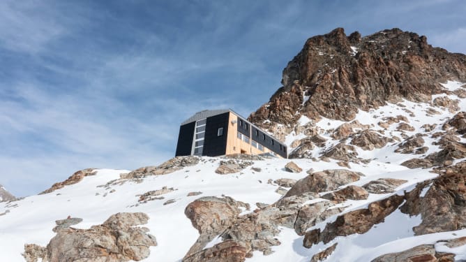 Fertiggestellte Hütte von Süden