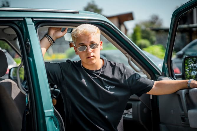 Samuel im Unisex T-Shirt aus 100% GOTS-zertifizierter Bio-Baumwolle - Fotoshooting Greifensee 2024