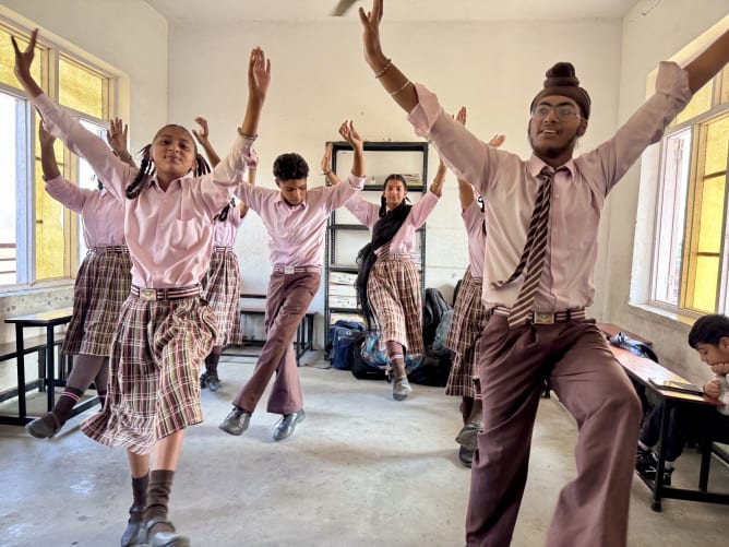 Tanzende Schulkinder