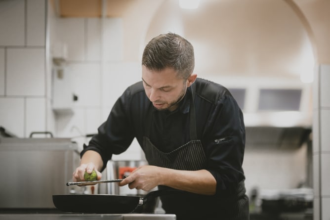 Chef au Grains de Sel à Sainte-Croix, Gaëtan Joly partage deux recettes dans notre prochain livre. ©Gabriel Monnet