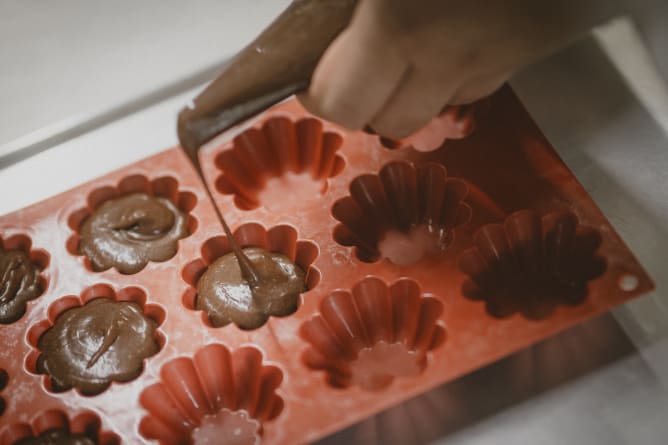 Des recettes accessibles à base d'ingrédients locaux: voilà le motto de Millefeuille. Ici, le gâteau au chocolat et Clément Bourgeois et Francisco Danilo Gallo. ©Gabriel Monnet
