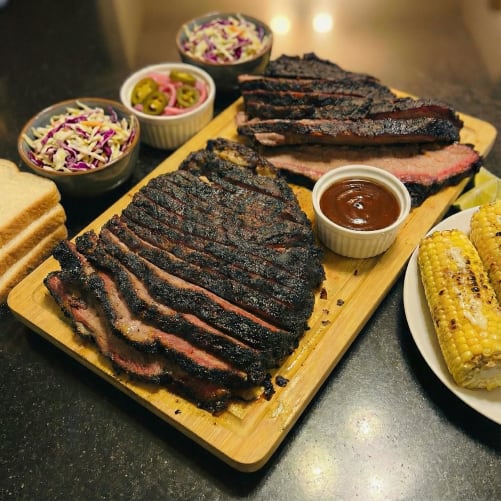 Brisket intero presentato a cena