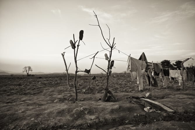 Bildwelt 3: &laquo;Menschen auf der Flucht und wir&raquo; war mein Thema von 2015-2017. Tausende Fotos entstanden. Sie waren mitunter Grund für mein Buchprojekt, und einige wollten unbedingt in meinen Roman. Dieses Foto hier zeigt Idomeni, März 2016, an der griechisch-nordmazedonischen Grenze, mit Grenzzaun hinten im Bild.