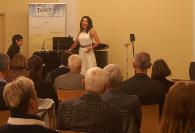 vor einem begeisterten Publikum