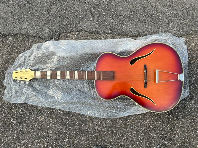 Bald bei dir? Vintage Archtop Gitarre aus den 50-60ern!