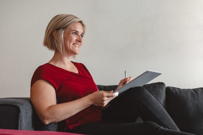 Ich habe unzählige Notizen, Gedanken, kurze Passagen und Audios, die ich nun zu einer ganzen Geschichte verflechte.