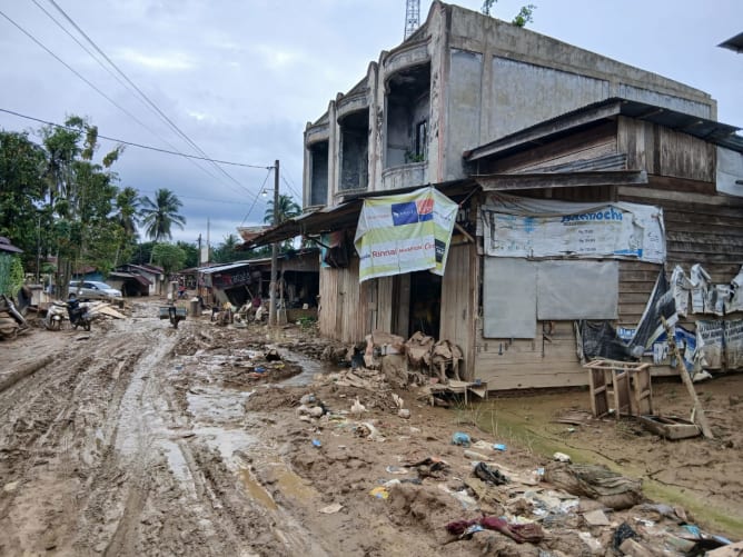Ein Monat nach dem Zyklon liegt Yanti's Dorf noch immer in Trümmern.