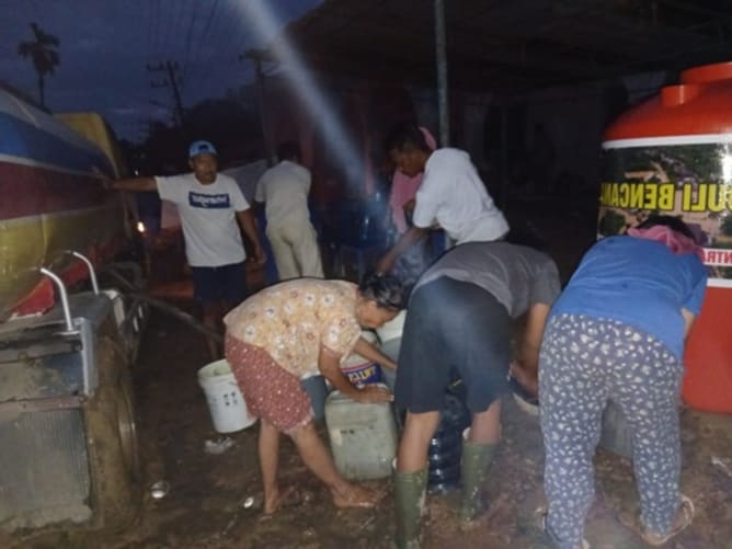 Wasserstation für die Dorfbewohner- das gelieferte Wasser wird gerecht unter den Familien des Dorfes aufgeteilt.