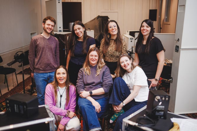 Alle Musiker:innen gemeinsam im Studio