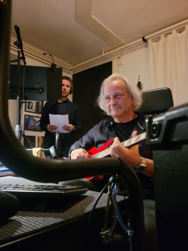 Bernard Léchot a assuré la co-écriture de la musique, le jeu des guitares et de certaines programmations, ainsi que le mix, au studio Vox&Verb, à Neuchâtel.