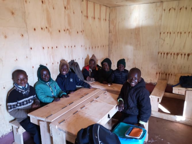 Alcuni allievi di prima elementare in aula