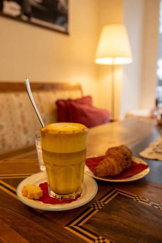 ...hausgemachte Getränke, z.B. Kurkuma Latte...