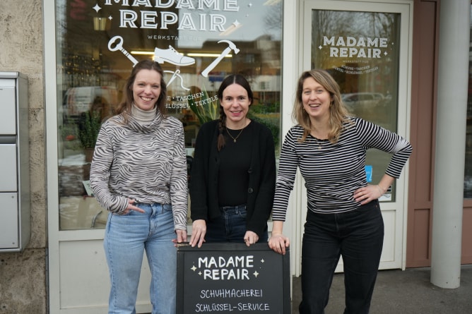Daniela, Mirja und Silvia vor dem heutigen Lokal, bald gehts in der Nähe weiter....