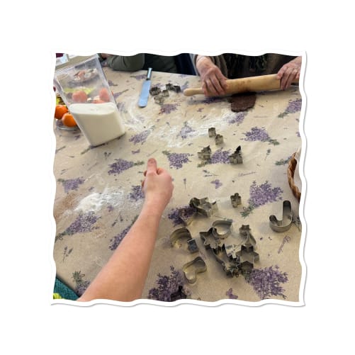 Für den Weihnachtszauber wo immer im Dezember stattfinden haben wir verschieden Gebäck gebacken.