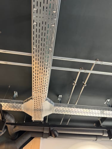 Wir benötigen eine Decken-Beleuchtung, um funktionales Licht für das Arbeiten im Atelier zu haben 