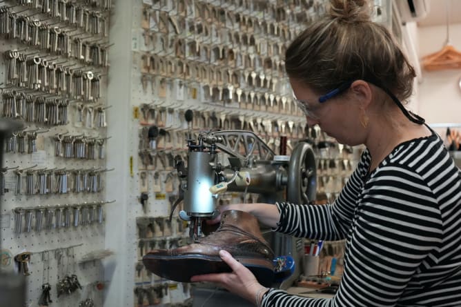 Die Naht von Schuhen nachnähen: Diese Maschine kann in jede Richtung nähen!