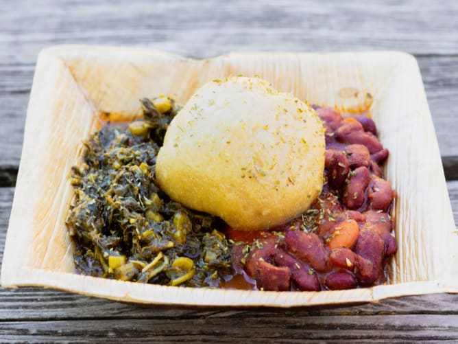 NDUNDA (vegan) - Herzhafter Bohneneintopf an einer Tomatensauce mit gedämpften Amaranthblättern und Fufu als Beilage