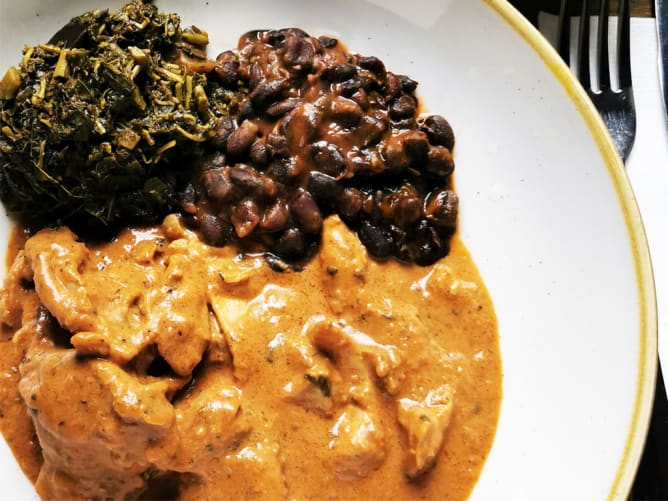 SOSO NA MWAMBA - Saftiges Poulet an einer cremigen Erdnusssauce mit Bohnen und Amaranthblättern