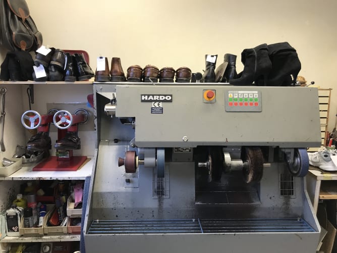 Die Schuh-Ausputzmaschine mit 300kg muss von einer Spezial-Transportfirma transportiert werden