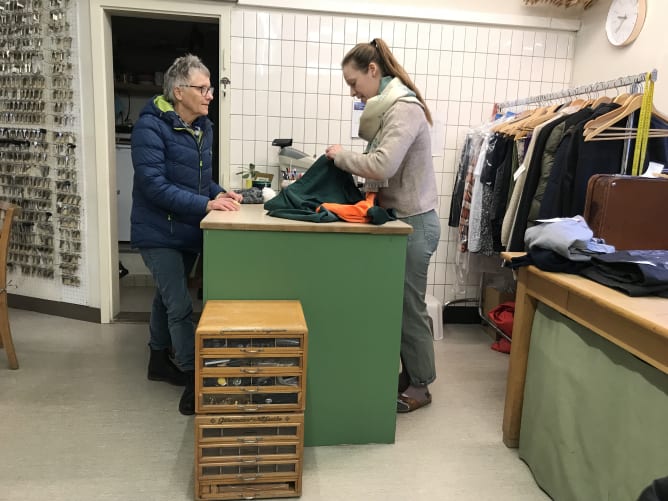 Beratung für eine Reparatur, wie etwa Löcher im Pullover kaschieren