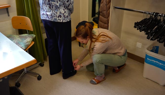 Änderungsschneiderei: das Abstecken zusammen mit der Kundschaft 