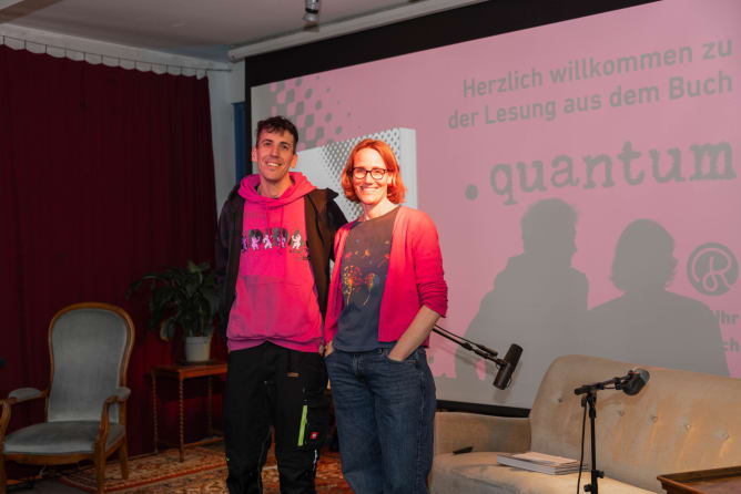 Kurz vor der Lesung mit meiner Schwester Anni.