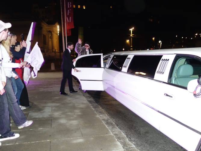 Nathan Thomas, accompagné d’un faux agent de sécurité, escorté jusqu’à la limousine.