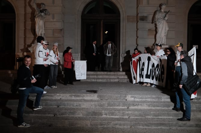 Parvis du Grand Théâtre de Genève, avec les figurants et Nathan Thomas.