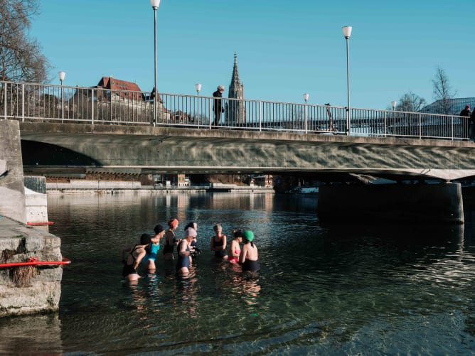 Wir bringen Dir seltsame Berner Hobbies näher: wie winterliches Aarebaden....