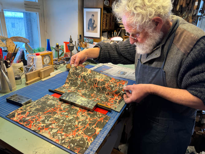 Hans-Ueli beim Kaschieren der Deckel