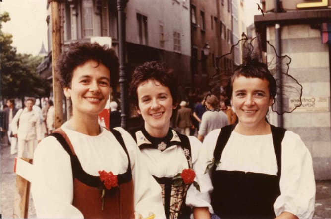 Drei aus dem lesbischen Trachtenchor