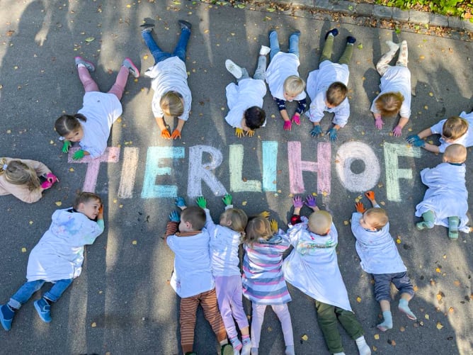 Mit unserem grossen Aussenbereich erleben die Tierlihof-Kinder täglich Spiel, Spass und die Nähe zur Natur.