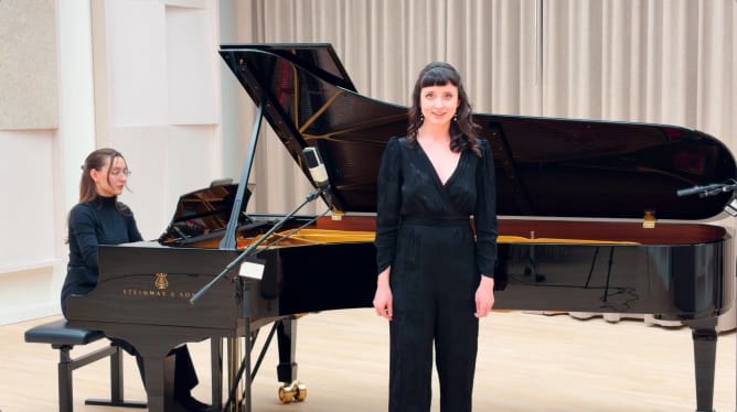 Esther, Opernsängerin