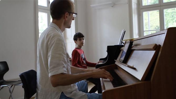 «Frage und Antwort»-Spiel am Klavier