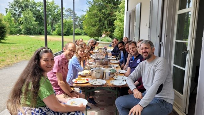 Eine gemütliche Mittagsrunde bei der Villa im Gellertgut