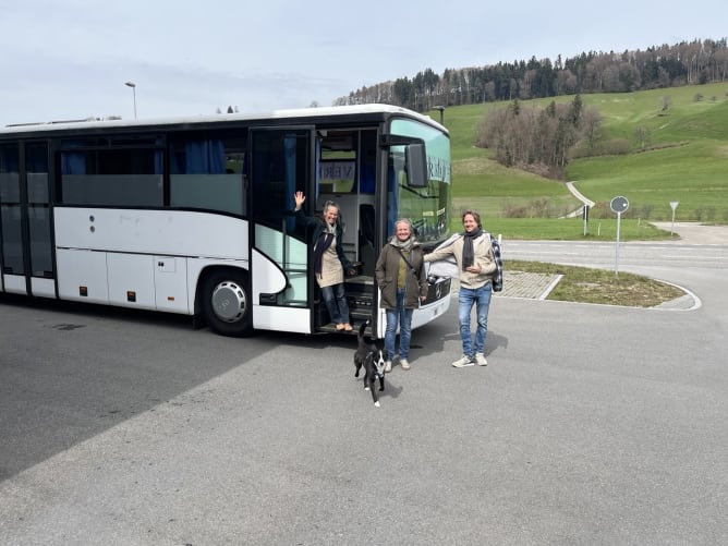 Busbesichtigung mit Daniela, der Darlehensgeberin des Busses
