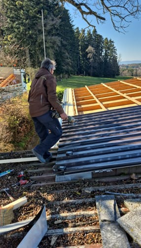 Das Dach bereits wieder halb gedeckt