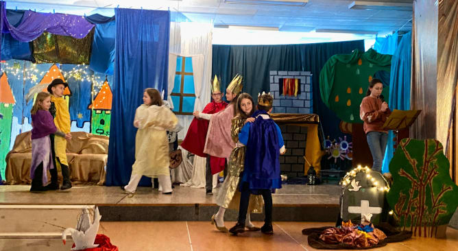 Kunst trifft Geschichte im Theaterprojekt einer Klasse im Raum Basel