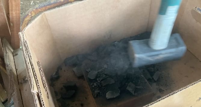 Holzkohle vorbereiten für die Speicherung von Nährstoffen