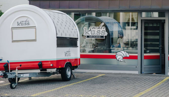 Aktiv und innovativ: Foodtruck für Events, dahinter die Backstube