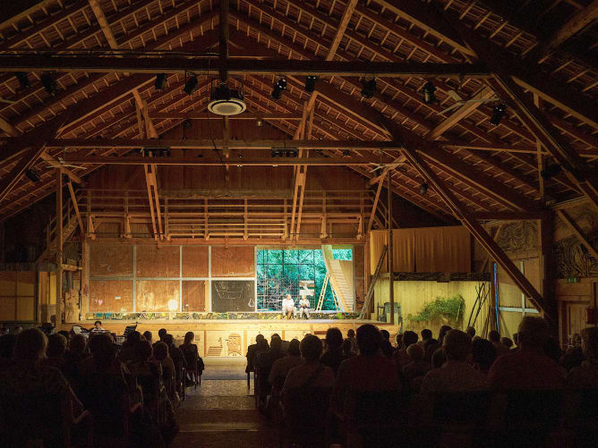 Rainbacher Theaterstadel mit halboffener Bühnenrückwand