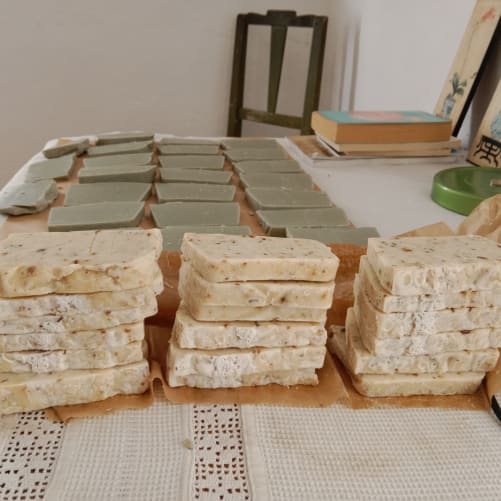 Die zwei Seifen; Kräutergarten mit Rosmarin, Lorbeer und Fenchelduft und Grüner Traum mit Heilerde und Lemongrass sind fertig