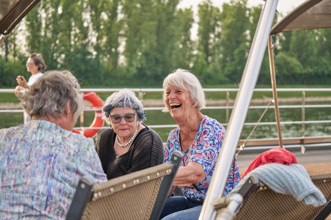 Gemeinsam stricken und Lachen