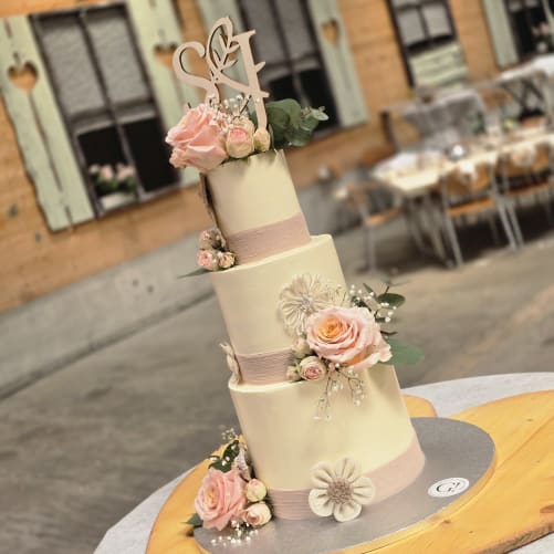 Wedding cake 🤍