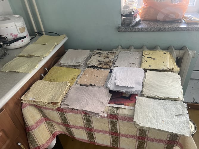 Papier fait main, avec tout les déchets récupéré à mon ancienne école 