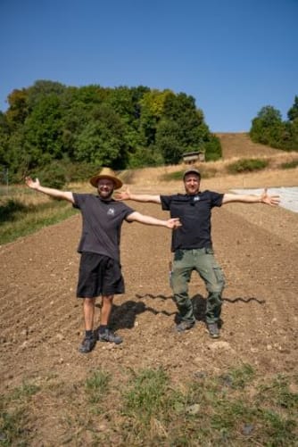 Michael & Raphael vor dem Feld, wo das Gewächshaus hinkommen soll