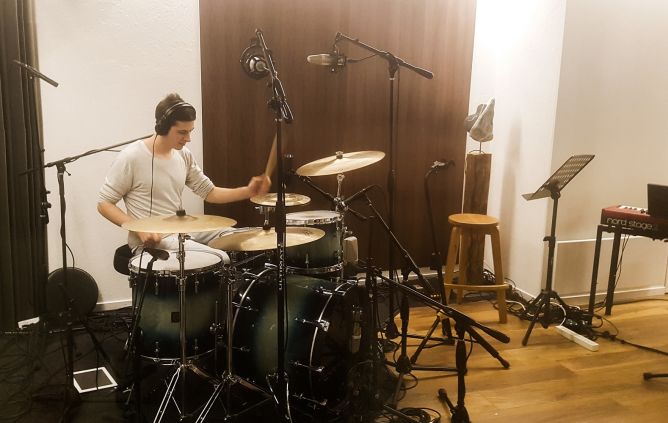 Mäce at the drum recording